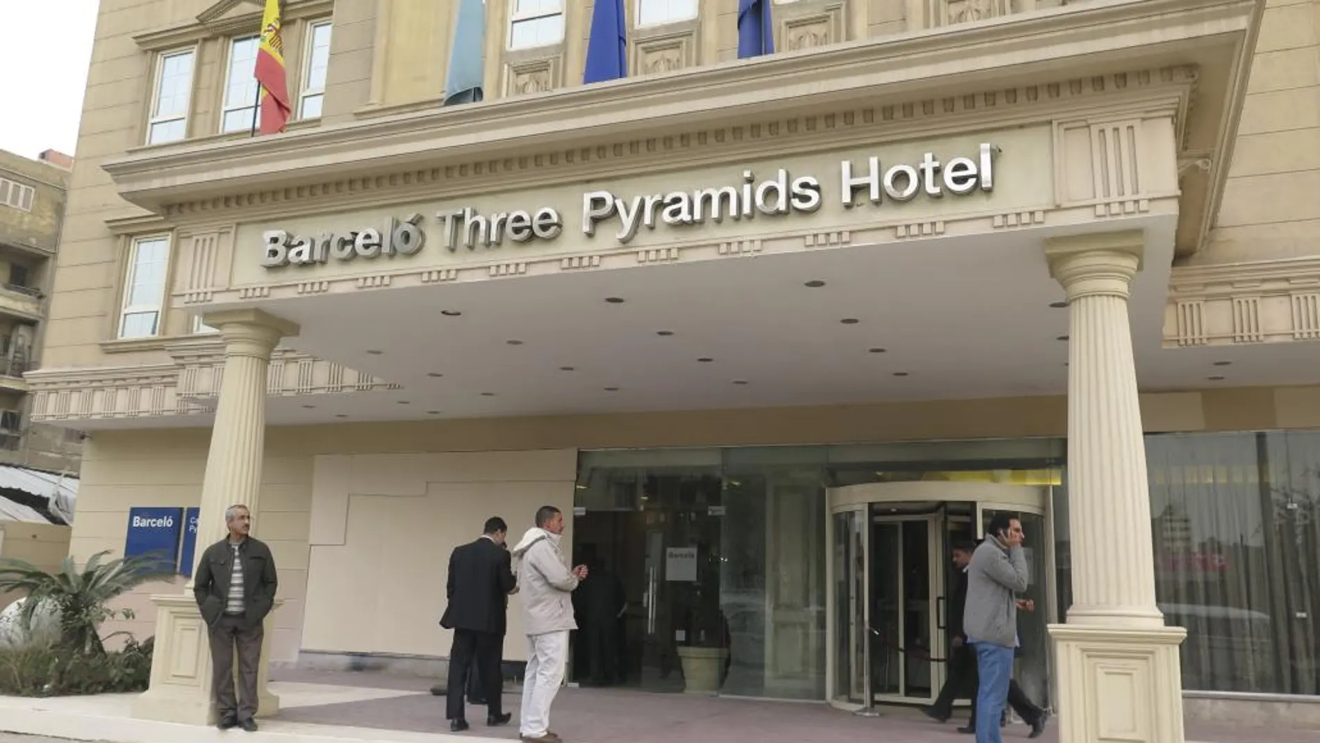 Cristales dañados en la entrada del hotel Barceló Cairo Pyramids, también conocido como Tres Pirámides.