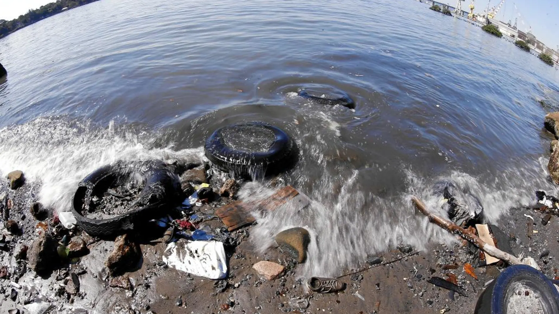 La basura se acumulaba en las inmediaciones de la bahía de Guanabara