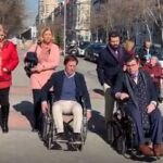 Martínez Almeida pasea por el Retiro en silla de ruedas, invitado por la Federación FAMMA