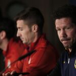 Simeone unto a Gabi y Godín en la rueda de prensa previa al partido