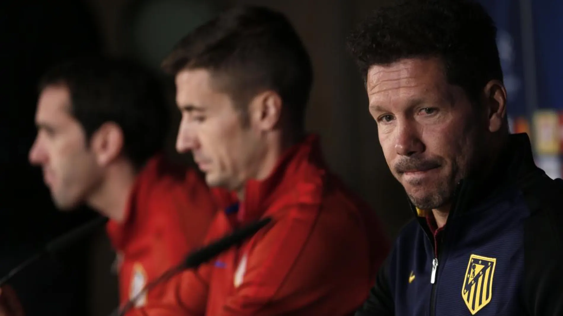 Simeone unto a Gabi y Godín en la rueda de prensa previa al partido