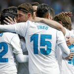 Los jugadores del Madrid celebran uno de los goles del Madrid anoche en el Bernabéu