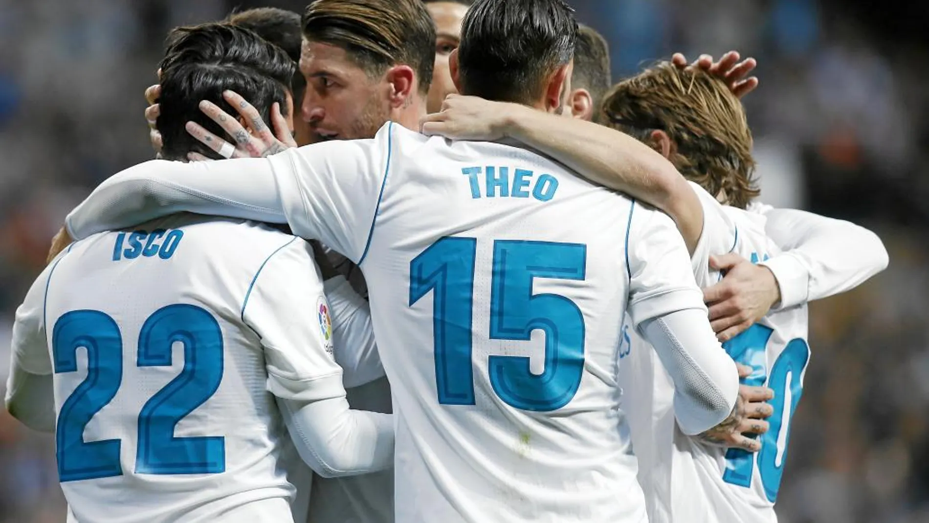 Los jugadores del Madrid celebran uno de los goles del Madrid anoche en el Bernabéu