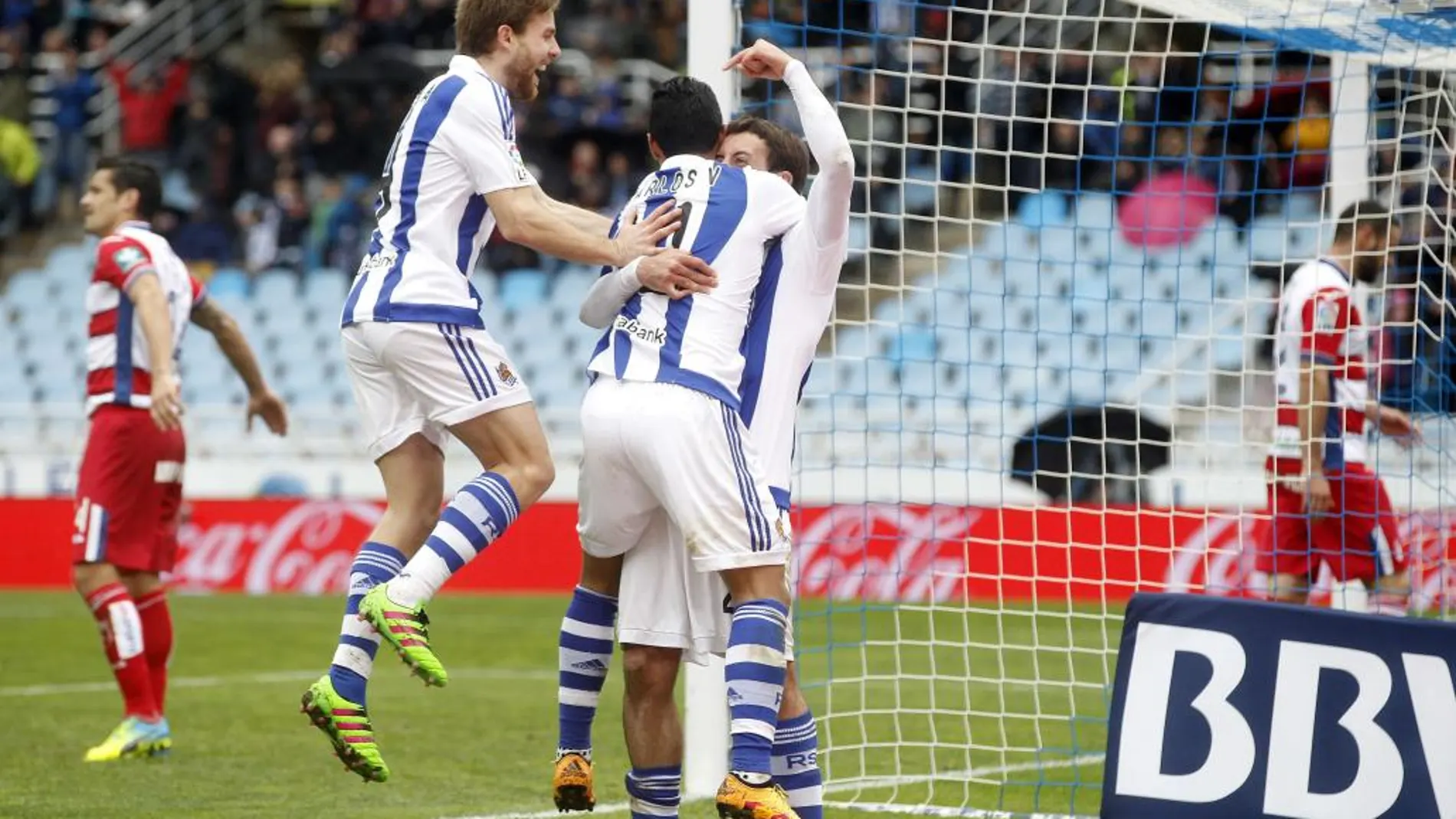 El jugador de la Real Sociedad Oyarzabal celebra su gol ante el Granada con sus compañeros Carlos Vela e Illarramendi