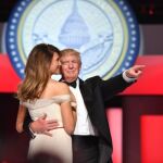 Donald Trum y Melania en su primer baile como inquilinos de la Casa Blanca