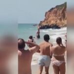 Pateras entre sombrillas y toallas en Cádiz