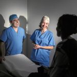 Los doctores Julio Murillo y Sonia Peña le explican a Fátima lo bien que ha ido la intervención, en una de las salas de la Clínica Gobest de Zaragoza