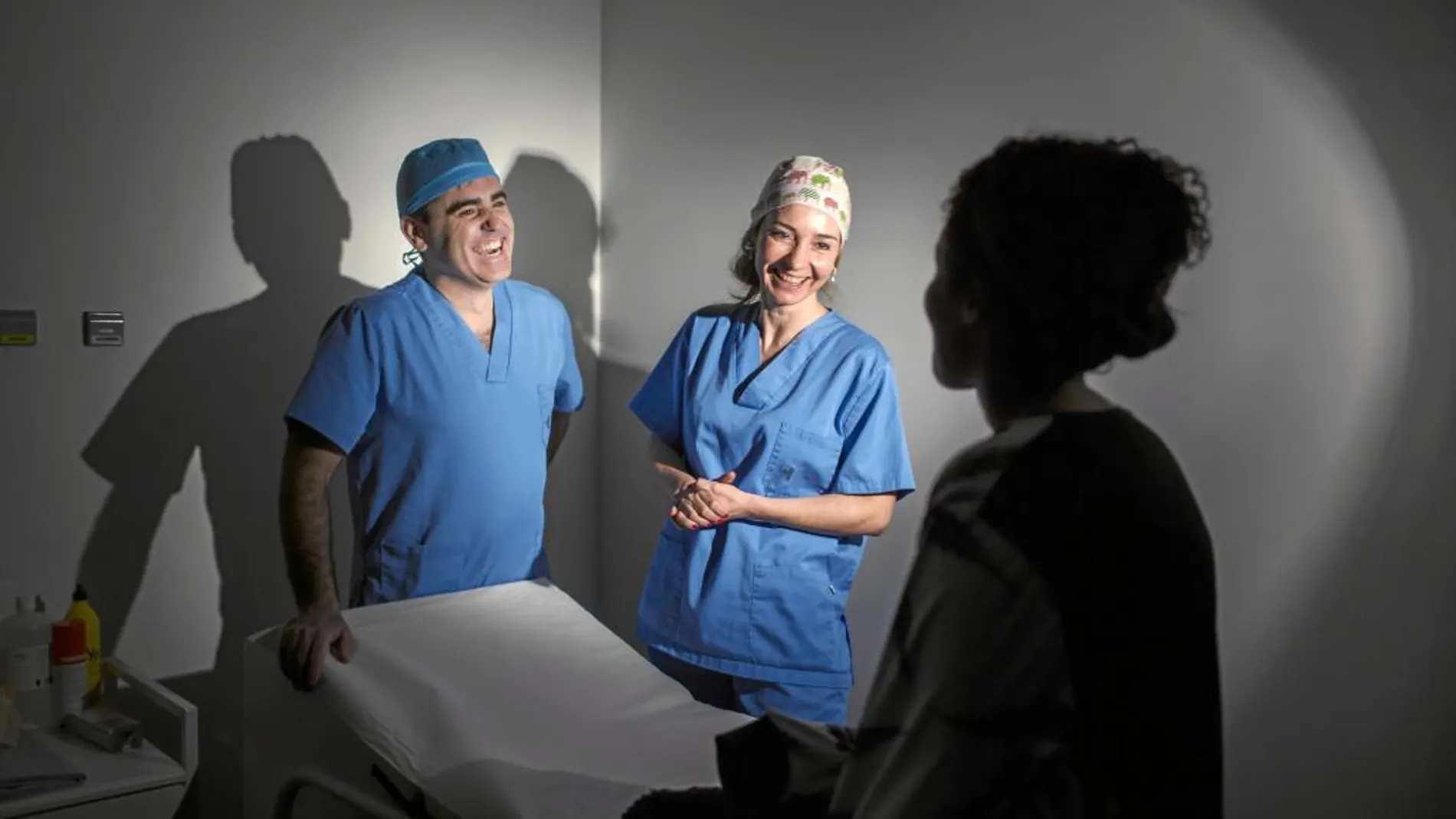 Los doctores Julio Murillo y Sonia Peña le explican a Fátima lo bien que ha ido la intervención, en una de las salas de la Clínica Gobest de Zaragoza