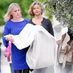 El martes se especuló con que el traje blanco que varias mujeres transportaban a la casa de Pippa era el de la novia