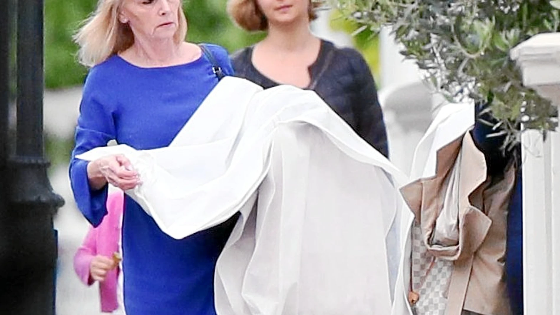 El martes se especuló con que el traje blanco que varias mujeres transportaban a la casa de Pippa era el de la novia