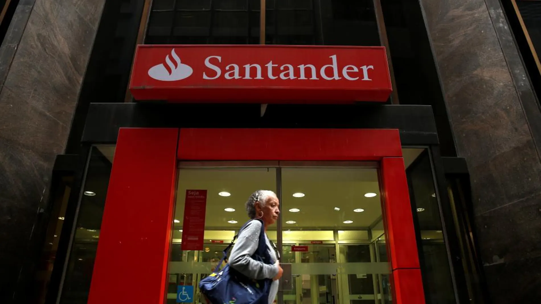 El Santander ganó 785 millones en España hasta septiembre, el 11,1 % menos