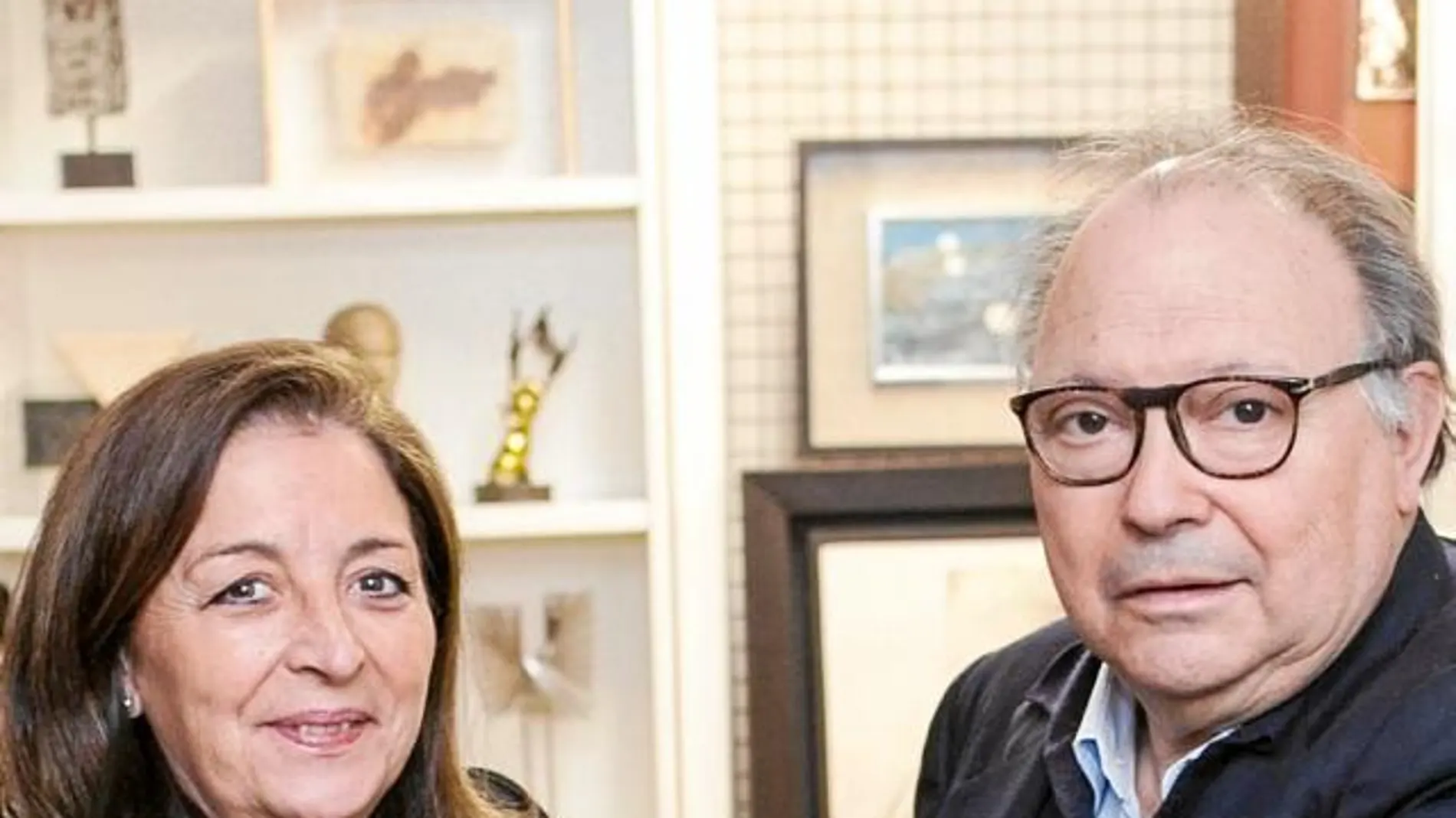 La pareja de galeristas con un cuadro del pintor al que tanto trataron