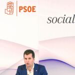 El secretario gneral del PSOE en Castilla y León, Luis Tudanca, interviene en compañía de Ana Sánchez y Virginia Barcones en el desayuno informativo que organizaba ayer su partido con periodistas de la Comunidad