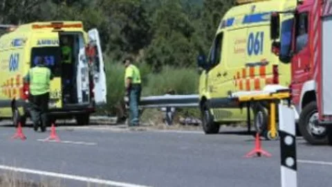 Un muerto y 15 heridos al chocar un microbús y un turismo en Lugo