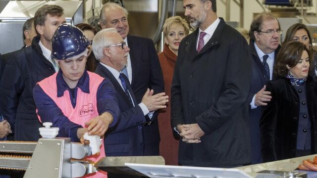 El Rey Felipe VI acompañado por el presidente de Castilla y León, Juan Vicente Herrera, y la vicepresidenta del Gobierno, Soraya Sáenz de Santamaría, durante la visita realizada hoy a las nuevas instalaciones de la fábrica de Campofrío en Burgos