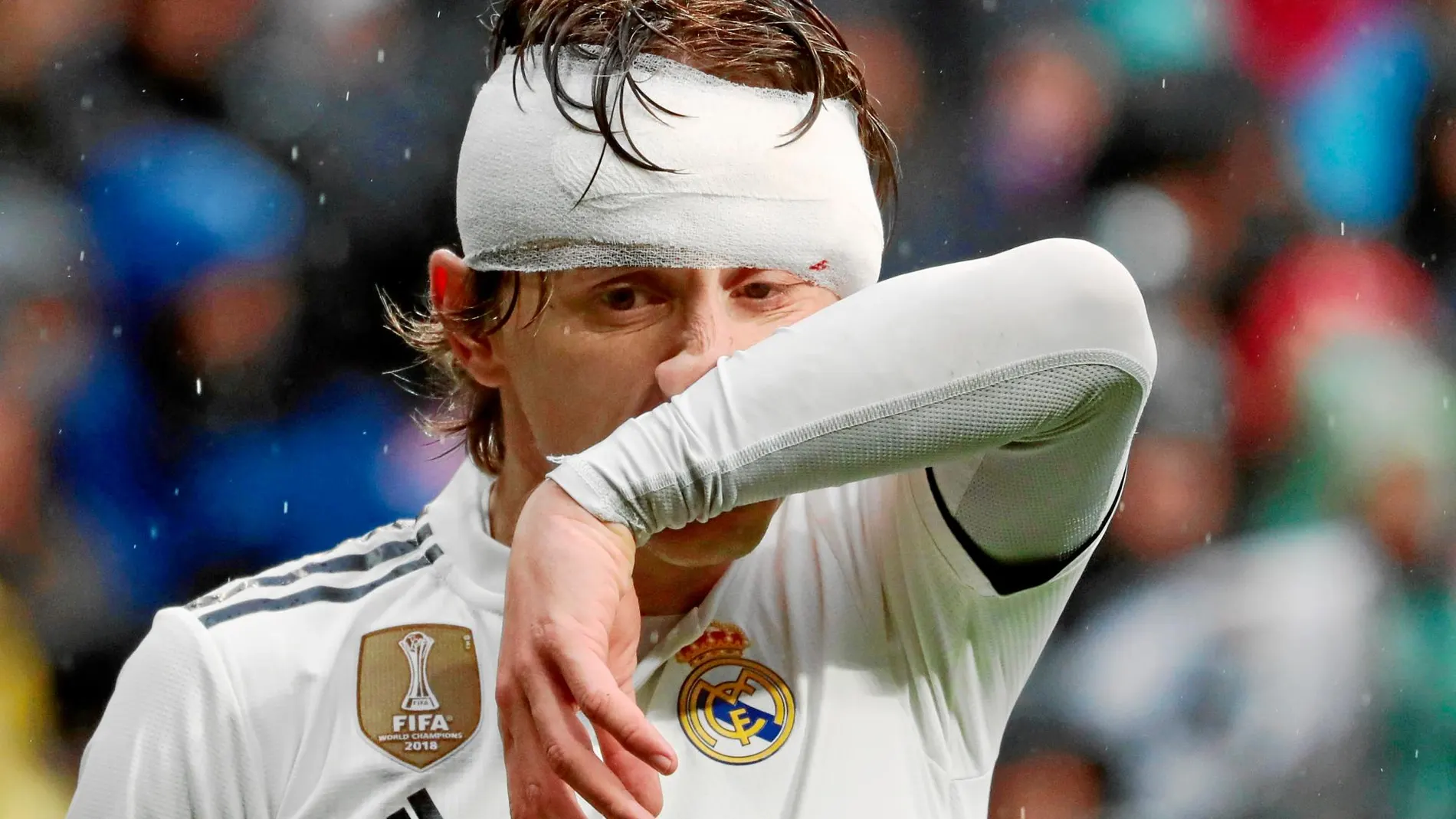 Modric se abrió una ceja en el primer tiempo y jugó vendado hasta el intermedio, momento en el que le cosieron la herida