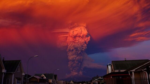 Espectacular vista del volcán activo Calbuco, a 1000 kilómetros de Santiago de Chile (Chile), que entró en erupción en 2015
