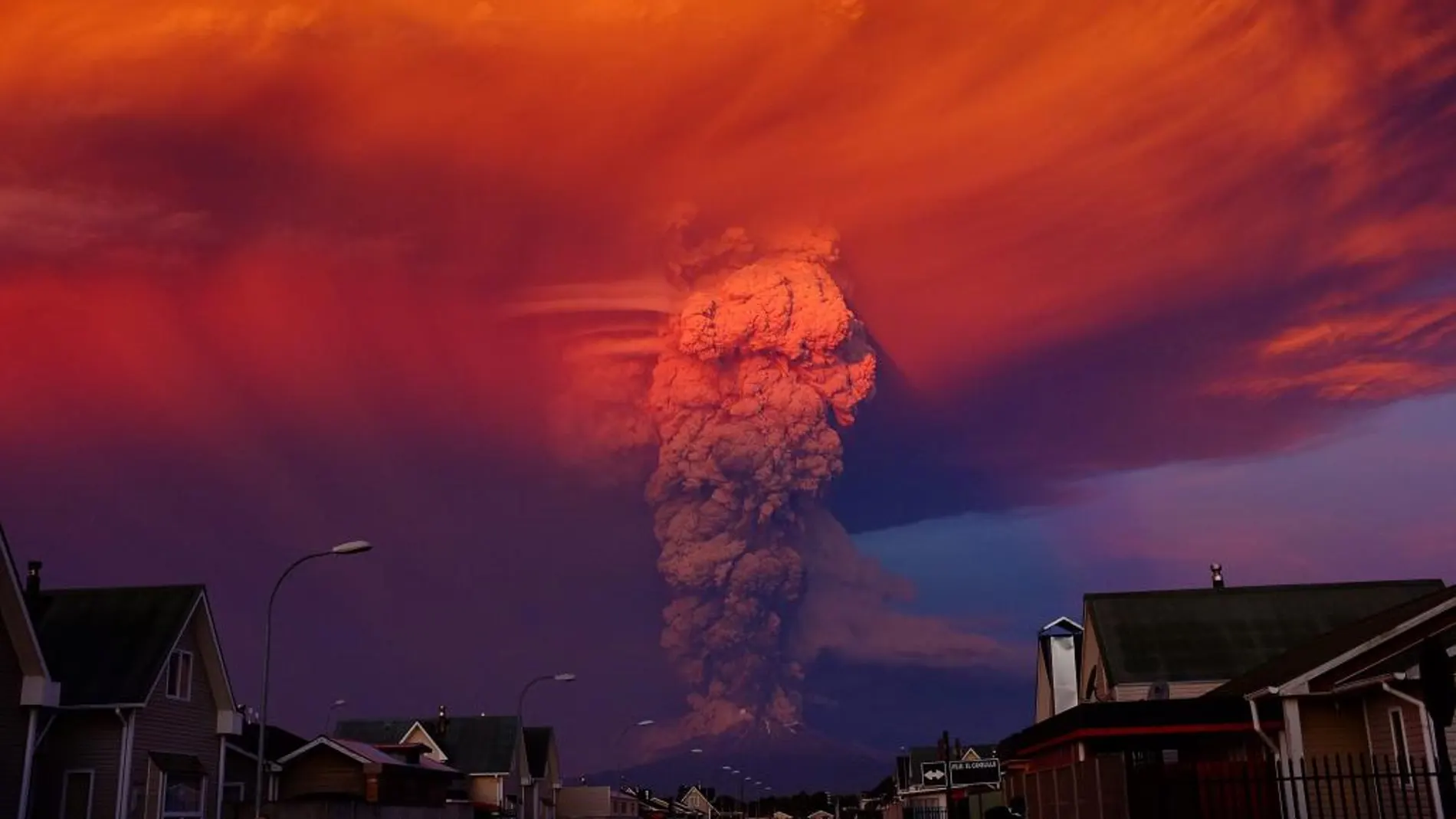 Espectacular vista del volcán activo Calbuco, a 1000 kilómetros de Santiago de Chile (Chile), que entró en erupción en 2015