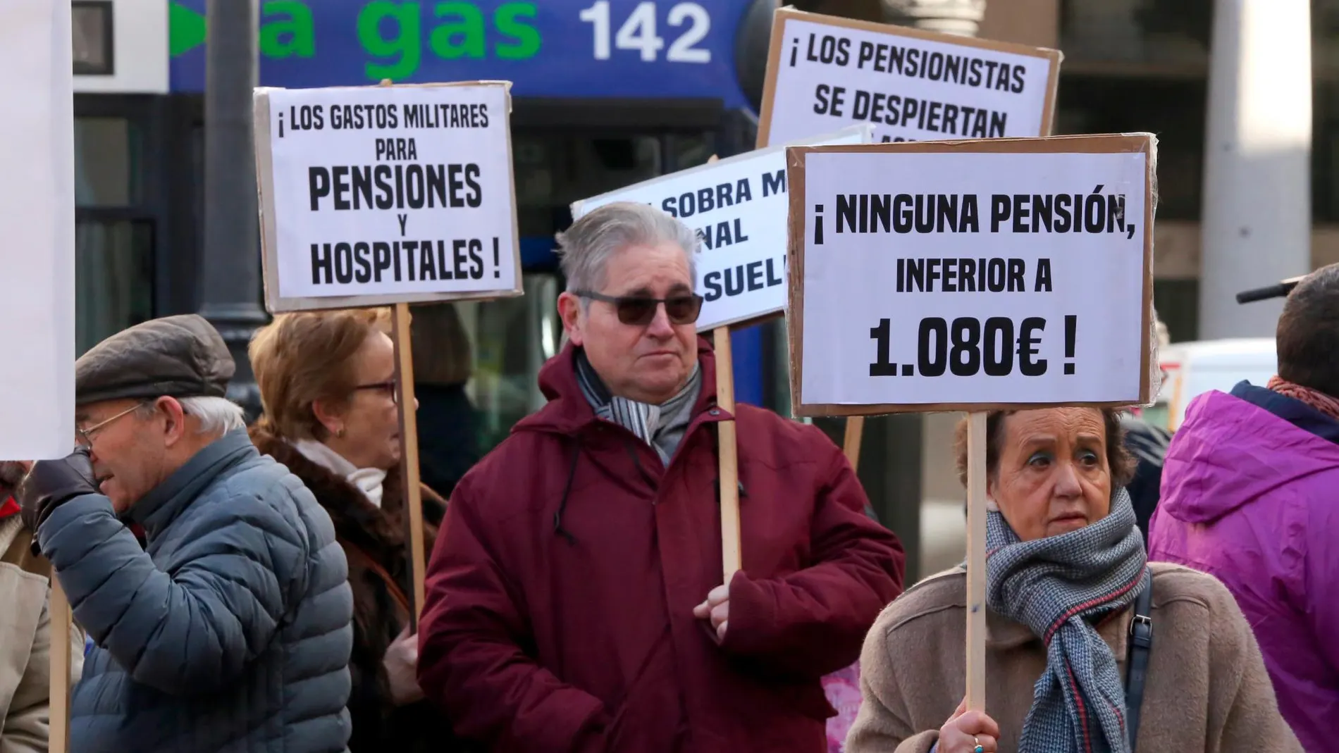 Decenas de pensionistas protestan en las calles céntricas de Valladolid