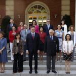 El presidente del gobierno Pedro Sánchez, acompañado de su gabiente.