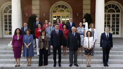 El presidente del gobierno Pedro Sánchez, acompañado de su gabiente.