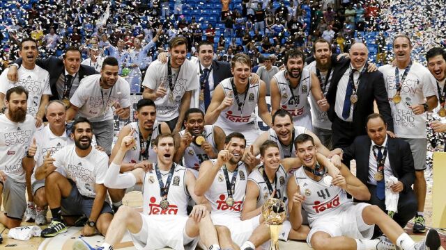 Los jugadores y entrenadores del Real Madrid, con la Intercontinental que conquistaron ayer en Brasil