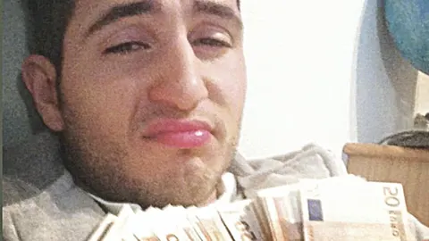 Las fotos de Omar con fajos de billetes son habituales desde hace varios años, cuando aún no había «triunfado» en la música ni iba a la televisión
