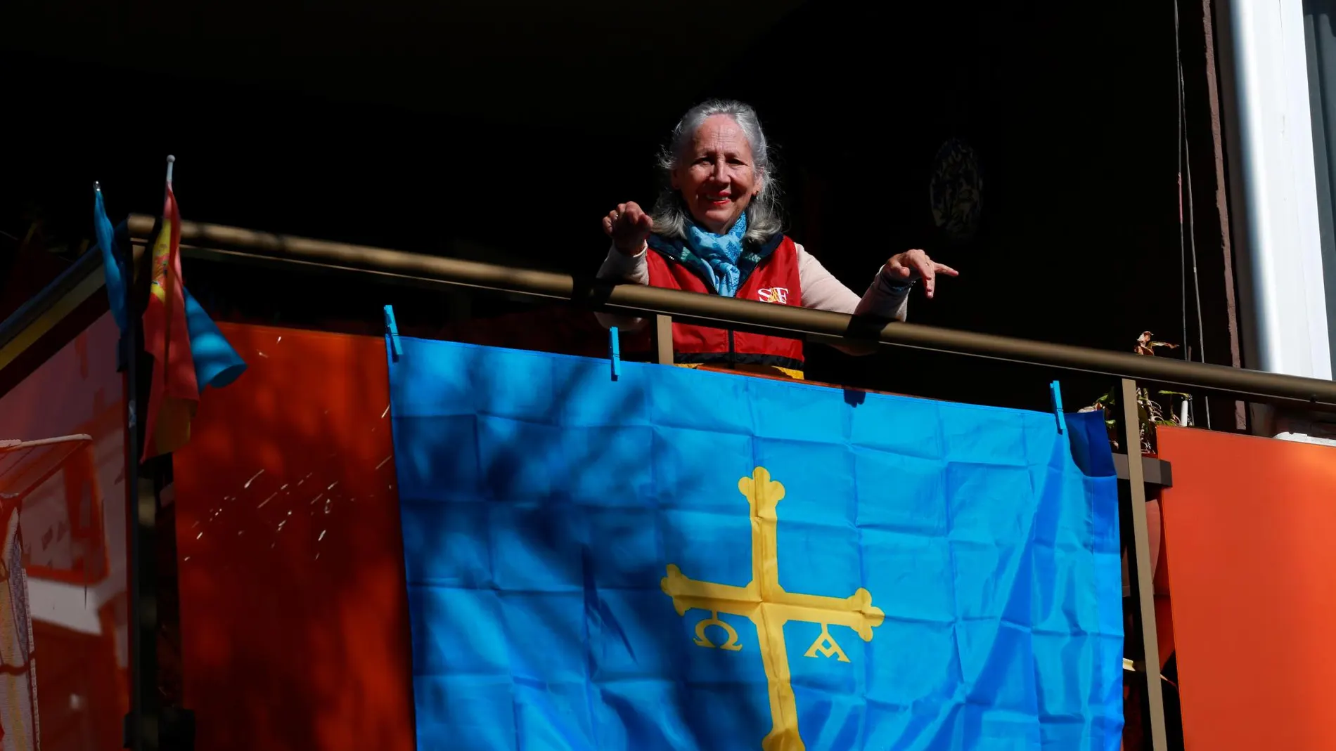 Una mujer saca una bandera asturiana para apoyar a los mineros que tratan de encontrar a Julen / Foto: Cipriano Pastrano