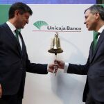 El CEO de Unicaja Banco, Enrique Sánchez del Villar (i), y el director general financiero de la entidad, Pablo González, durante el debut en bolsa del banco andaluz.