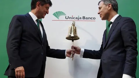 El CEO de Unicaja Banco, Enrique Sánchez del Villar (i), y el director general financiero de la entidad, Pablo González, durante el debut en bolsa del banco andaluz.