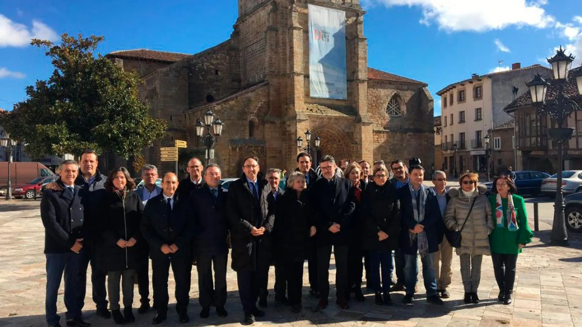 Miembros de la FRMP, encabezados por su presidente, Alfonso Polanco, momentos antes de visitar la muestra de las Edades del Hombre en Aguilar de Campoo (Palencia)