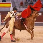 Esaú Fernández da un pase de pecho al sobrero de Aurelio Hernando ayer en el festejo de Las Ventas