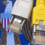 Cables con el logotipo de la Agencia de Seguridad Nacional (NSA) de Estados Unidos encontrados en una oficina de la ciudad alemana de Schwerin