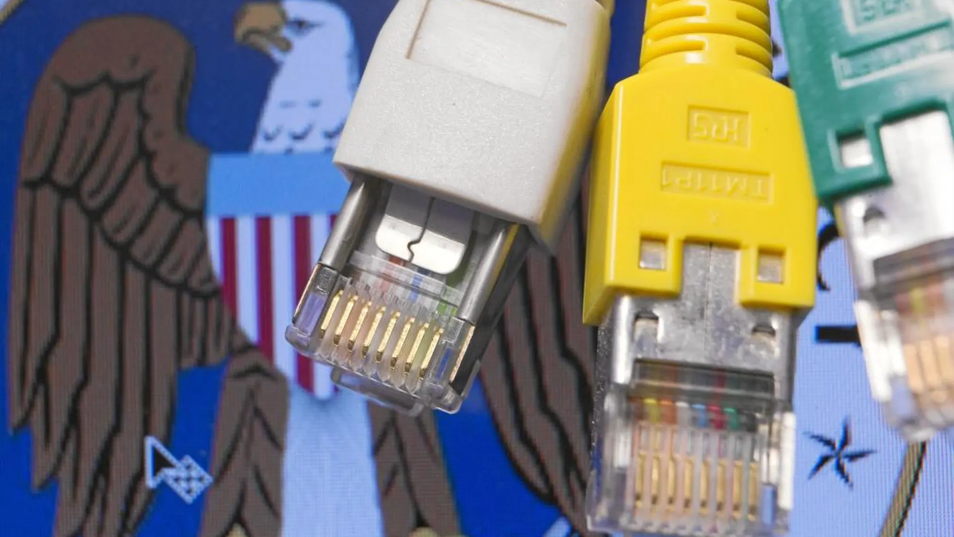 Cables con el logotipo de la Agencia de Seguridad Nacional (NSA) de Estados Unidos encontrados en una oficina de la ciudad alemana de Schwerin