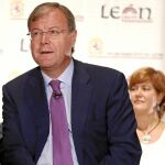 El alcalde de León, Antonio Silván, presenta una de las actividades culturales junto a la concejala Margarita Torres