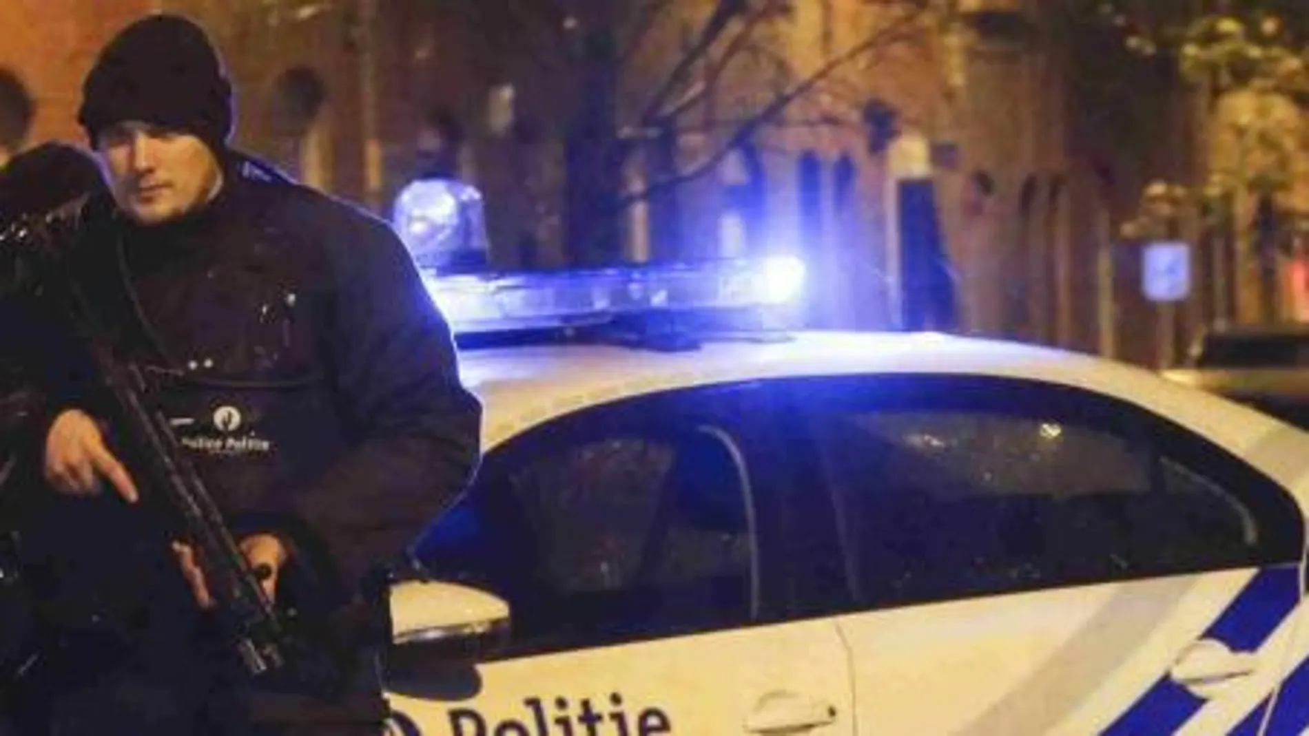 Agentes de policía en las calles de Molenbeek, donde se han producido varias detenciones