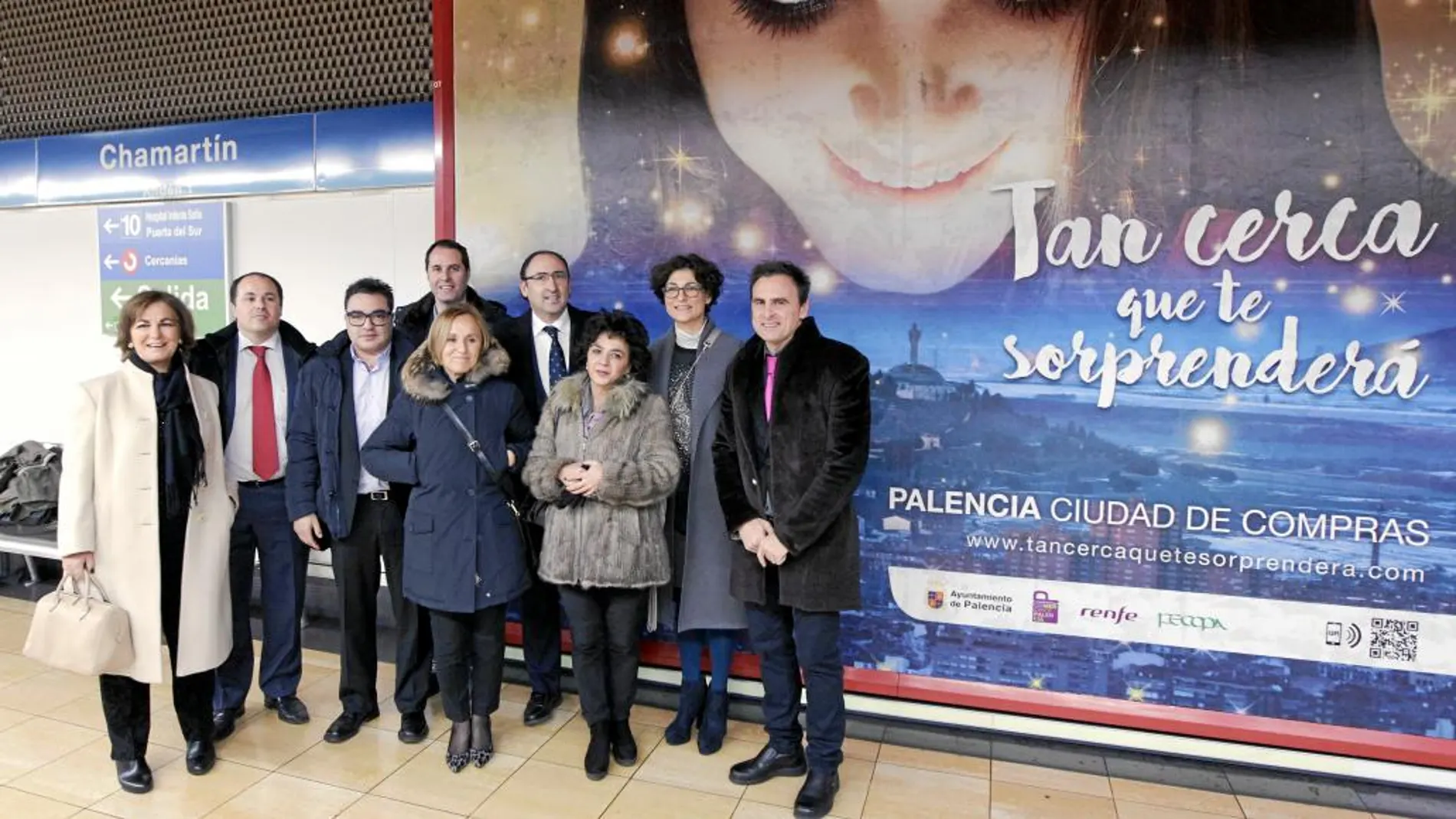 Alfonso Polanco junto a una representación de comerciantes palentinos, con su presidenta Nieves Martín, a la cabeza