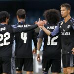 El delantero portugués del Real Madrid Cristiano Ronaldo celebra con sus compañeros el primer gol marcado ante el Celta