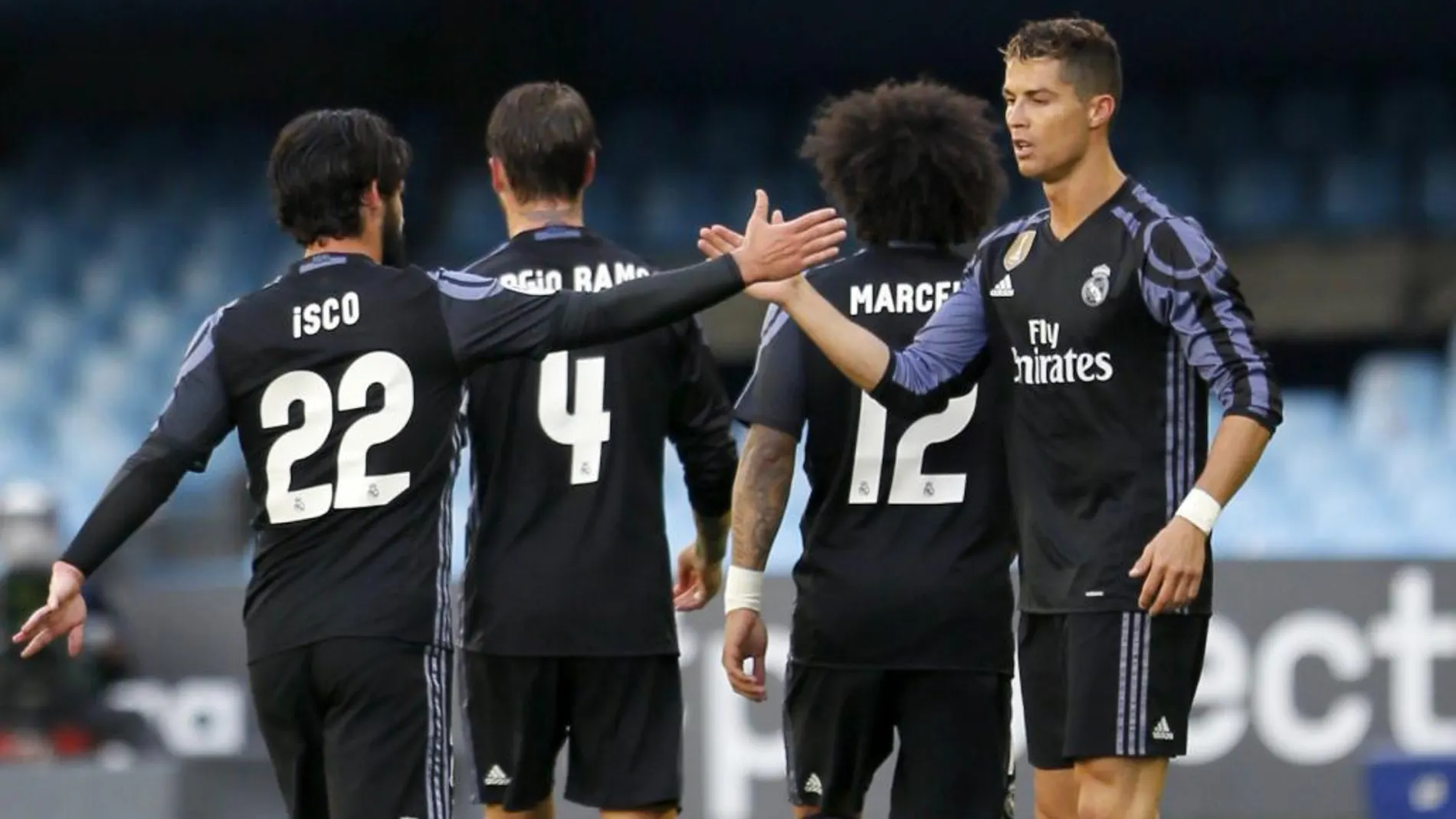 El delantero portugués del Real Madrid Cristiano Ronaldo celebra con sus compañeros el primer gol marcado ante el Celta