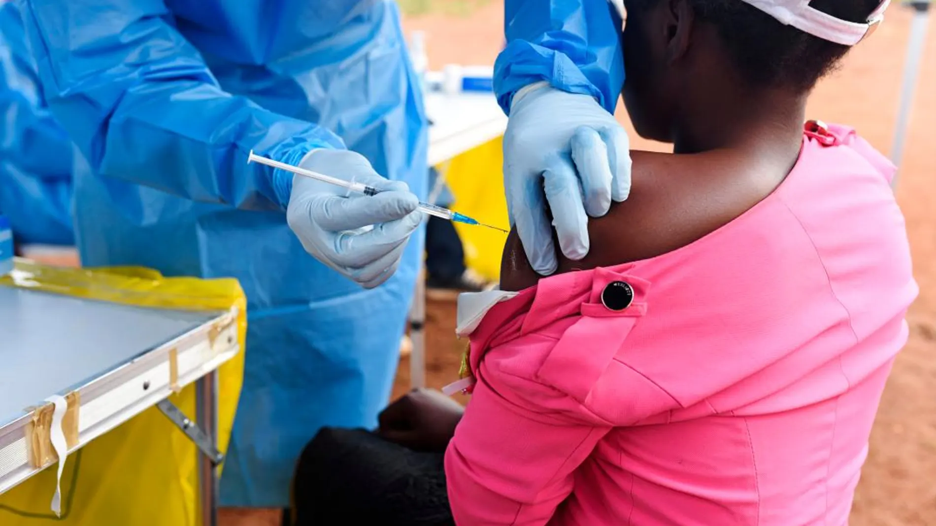 Un enfermero congoleño implanta una vacuna / REUTERS