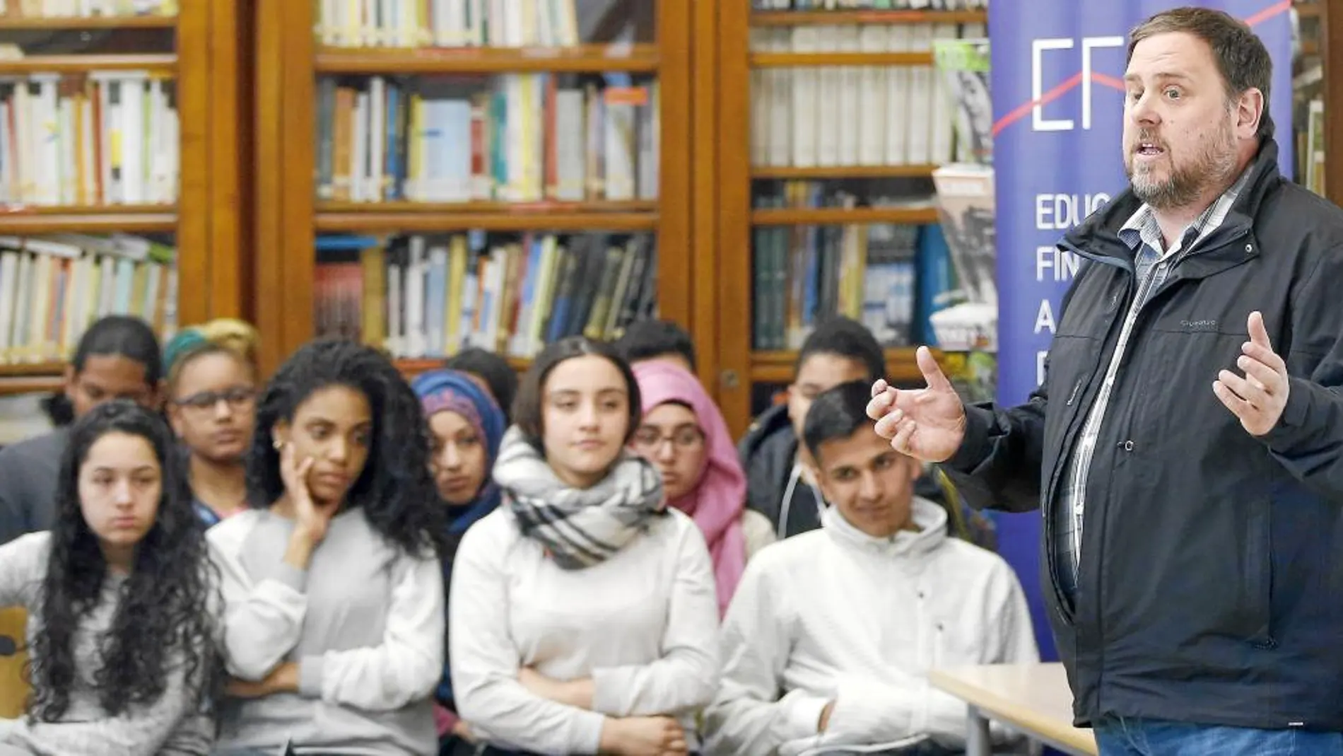 Junqueras impartió ayer una clase sobre Economía en un instituto de Barcelona