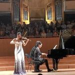 La violinista Viviane Hagner y la pianista Nicole Hagner durante el concierto