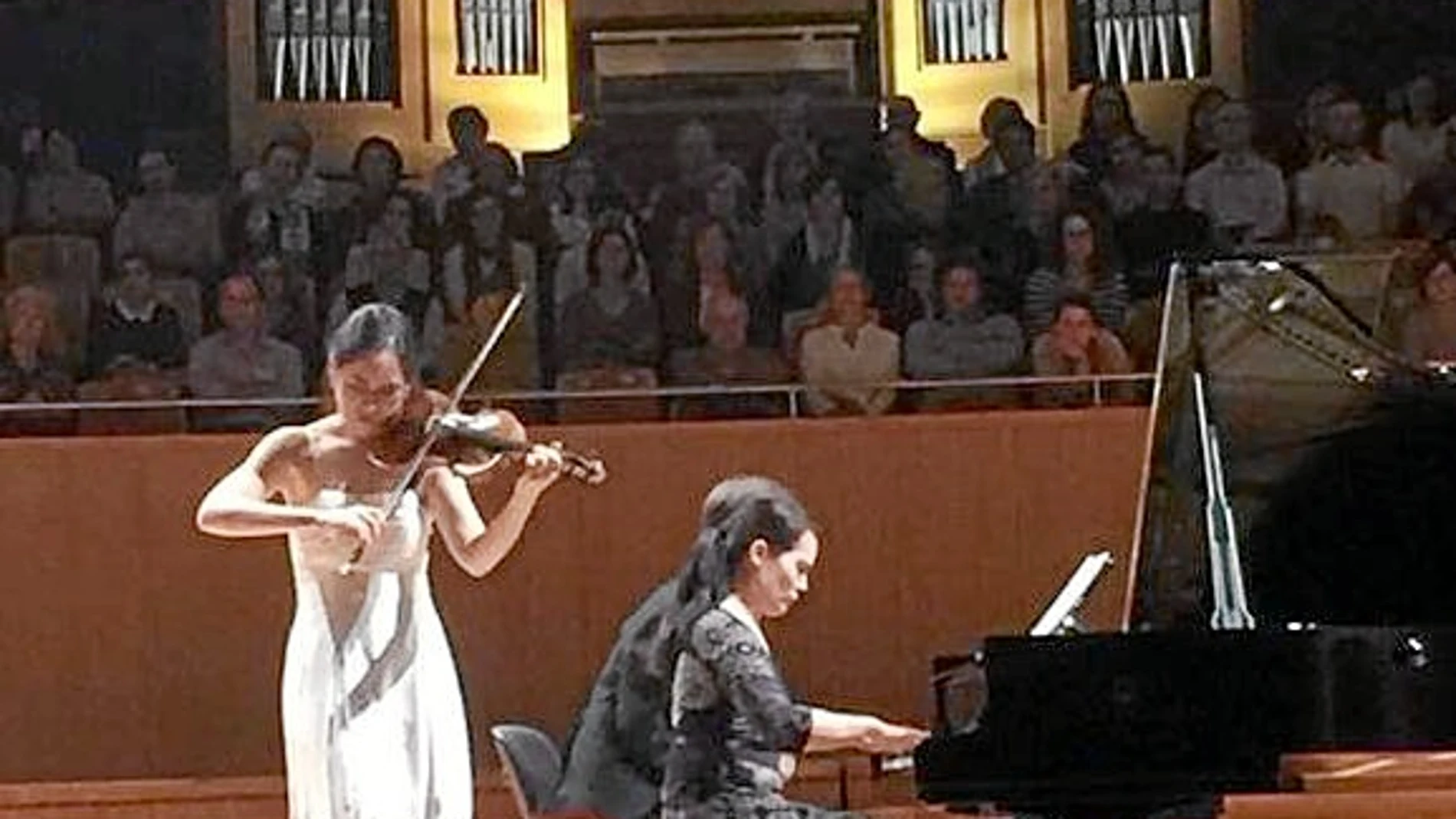 La violinista Viviane Hagner y la pianista Nicole Hagner durante el concierto