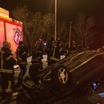 Los bomberos tuvieron que rescatar a los heridos del interior de uno de los coches