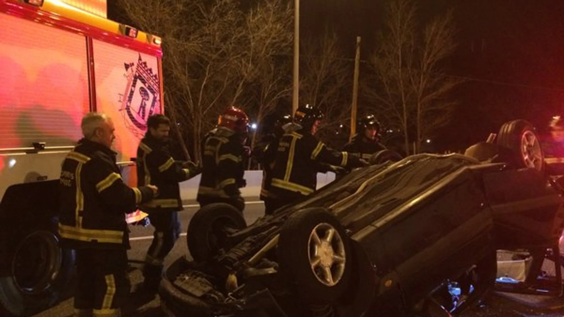 Los bomberos tuvieron que rescatar a los heridos del interior de uno de los coches