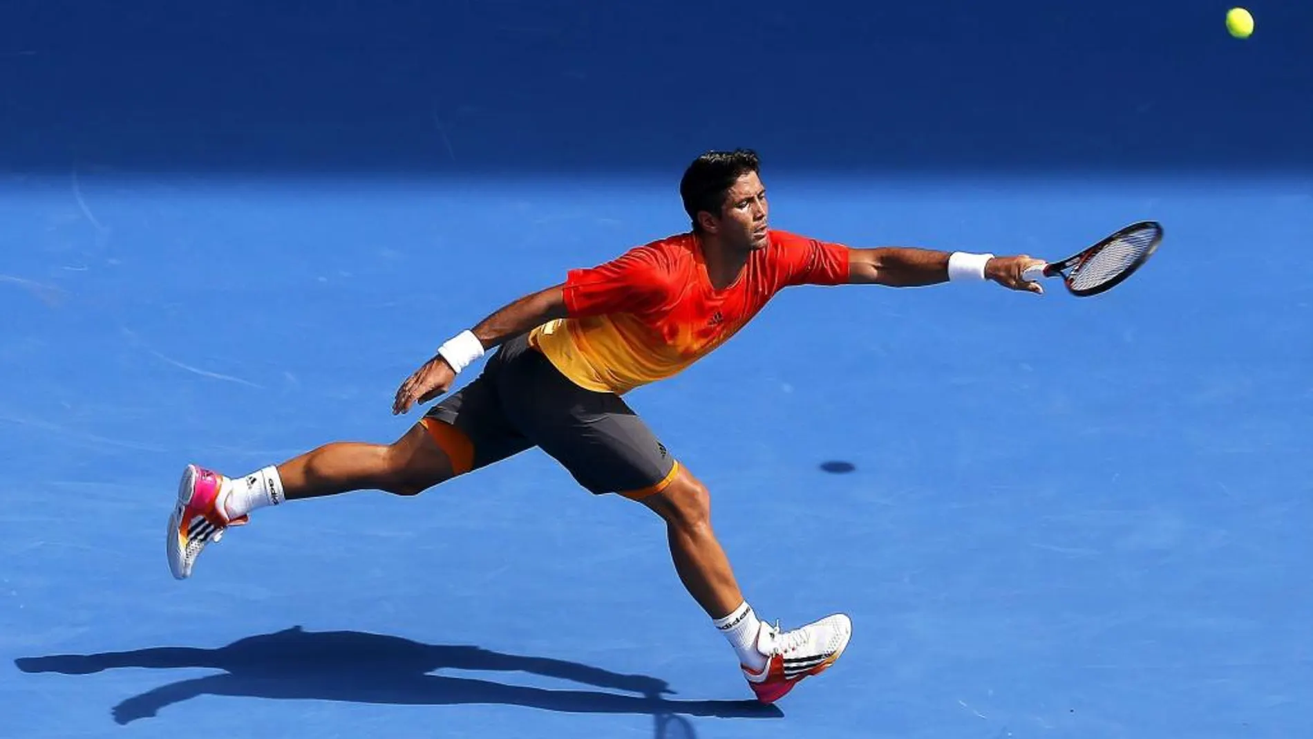Fernando Verdasco devuelve la bola a su compatriota Rafael Nadal durante su partido de primera ronda del Abierto de Australia de tenis