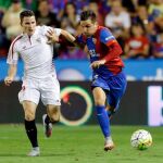 El delantero francés del Sevilla, Kevin Gameiro (i), disputa un balón con el defensa del Levante, Antonio García "Toño", durante el encuentro