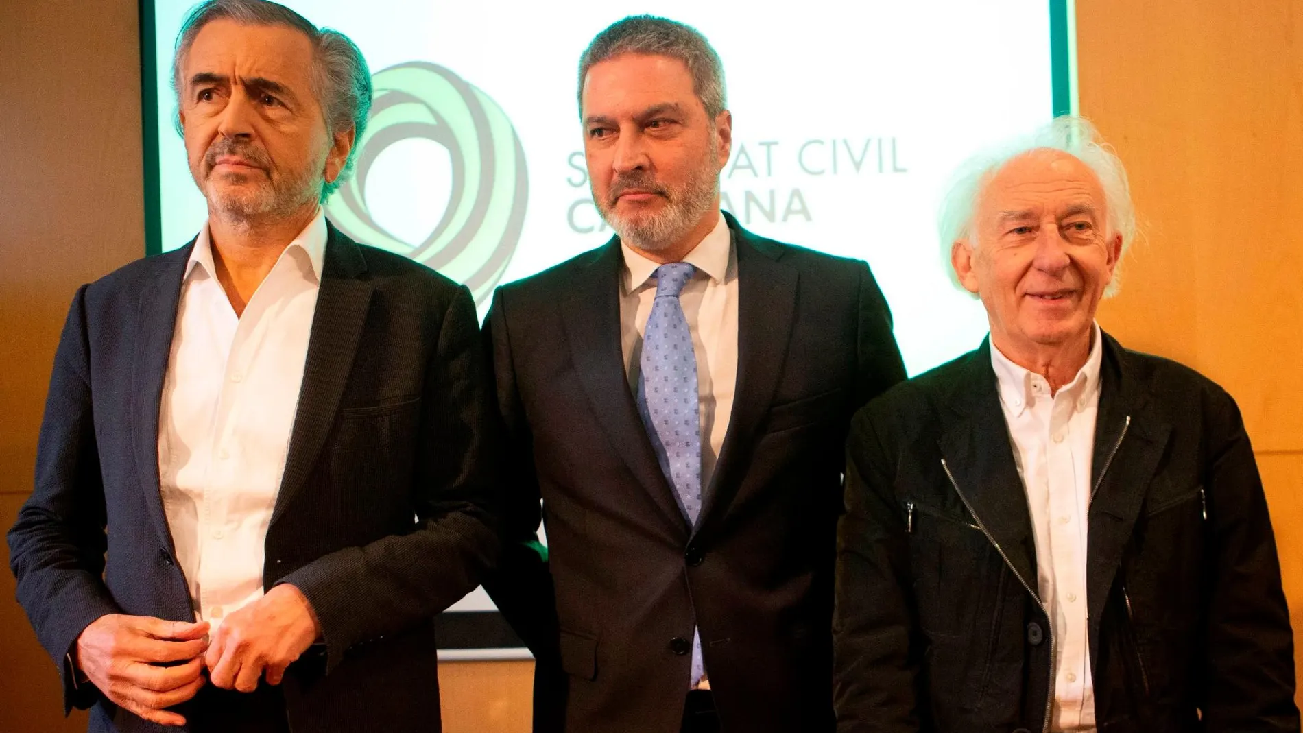 Albert Boadella (d), el intelectual francés Bernard Henri Lévy (i), y el presidente de Societat Civil Catalana, Josep Ramon Bosch. EFE/Enric Fontcuberta
