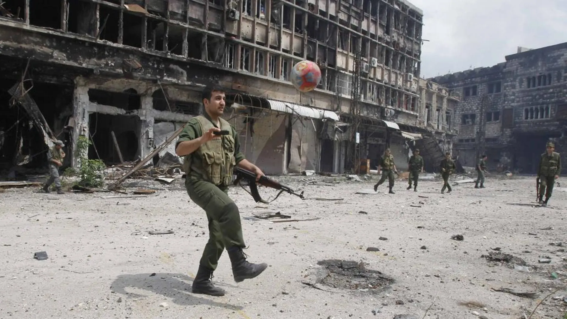 Un soldado sitio juega al fútbol en Al-Hamdeya