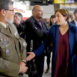 Ada Colau conversa con un mando militar durante el Salón de la Enseñanza de 2015